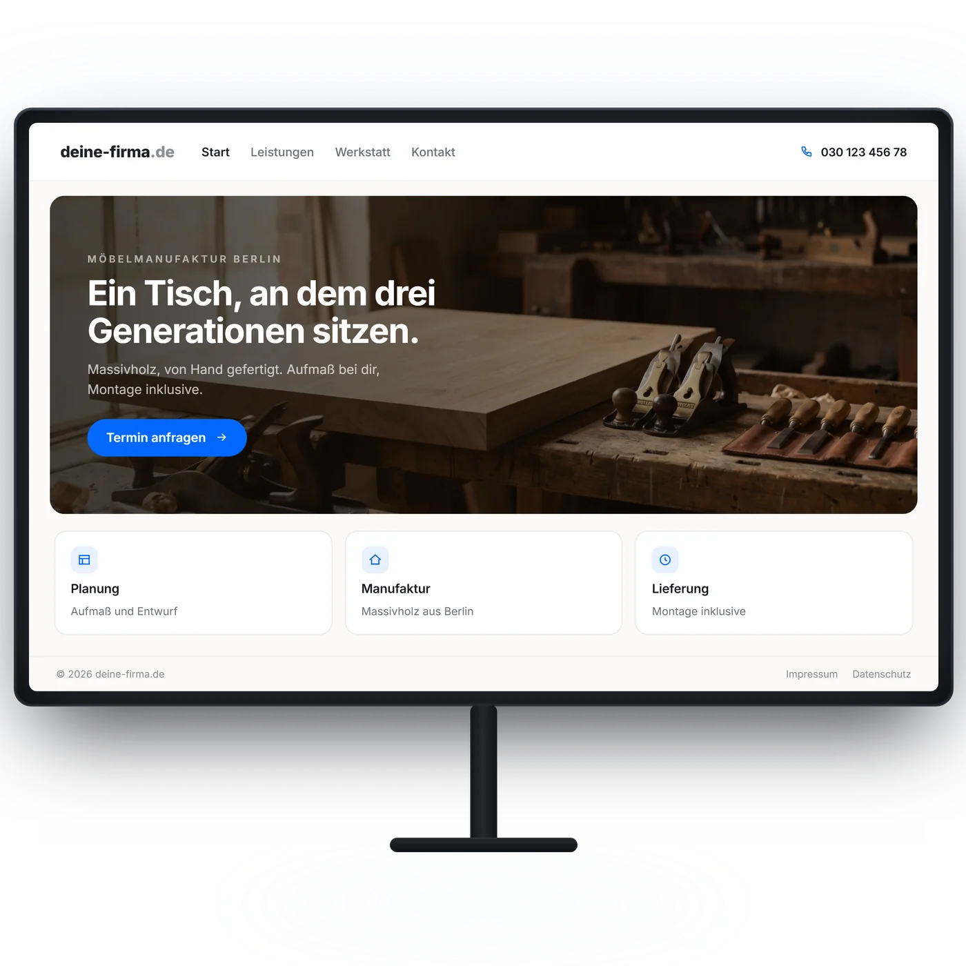Monitor mit der fertigen Website-Startseite: Navigation, Hero-Bild, Leistungen und Kontaktbereich